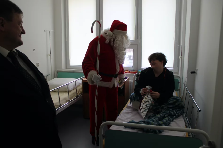 Mikołaj w szpitalu. Przedsiębiorcy z odwiedzinami u najmłodszych - zdjęcie 9