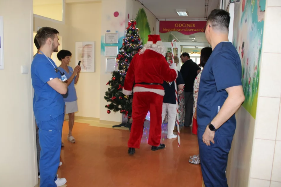 Mikołaj w szpitalu. Przedsiębiorcy z odwiedzinami u najmłodszych - zdjęcie 18