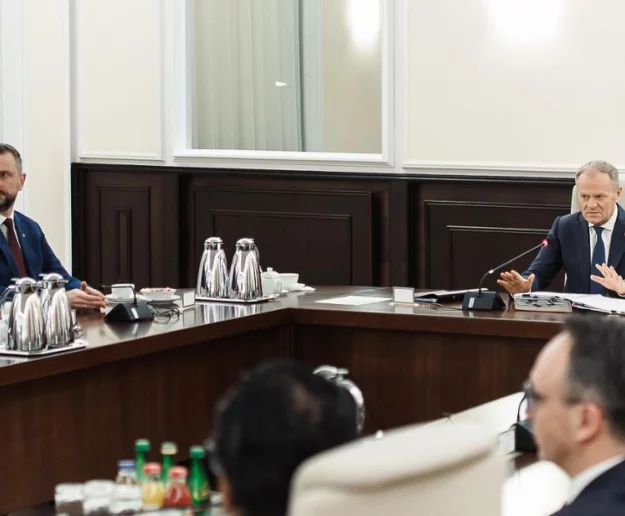 Dwa lata rządu. Koalicja zwarta, choć z rysami; opozycja wytyka błędy - zdjęcie główne