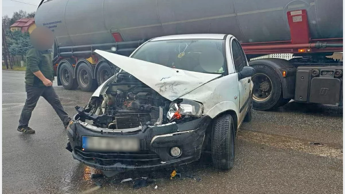 Zderzenie osobówki z cysterną na DK28
