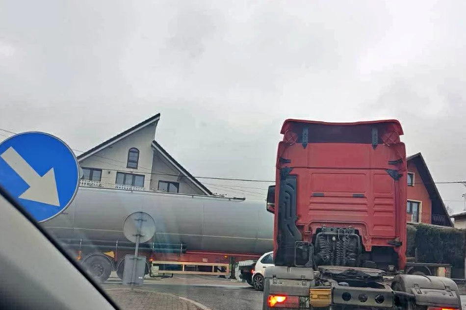 Zderzenie osobówki z cysterną na DK28 - zdjęcie 2