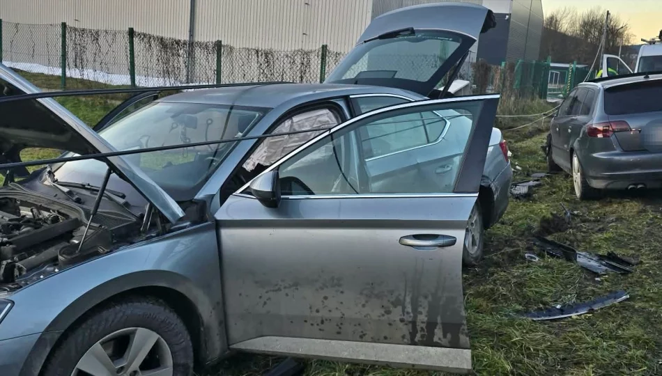Zderzenie trzech pojazdów na drodze powiatowej - zdjęcie 1