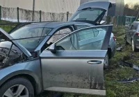 Zderzenie trzech pojazdów na drodze powiatowej - zdjęcie główne