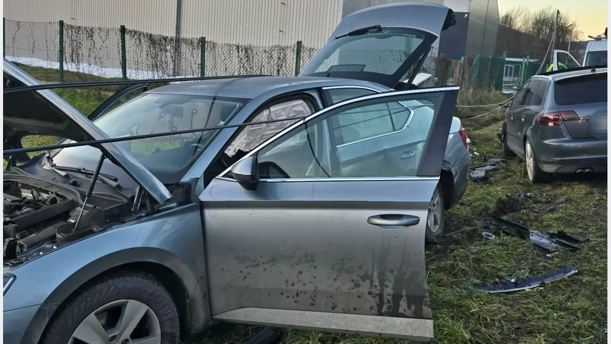 Zderzenie trzech aut na drodze powiatowej/fot.: OSP Dobra
