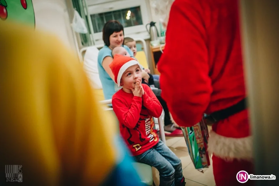 Święty Mikołaj u małych pacjentów w limanowskim szpitalu (2017) - zdjęcie 1