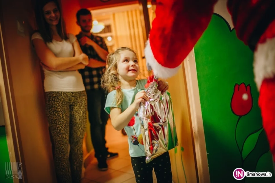 Święty Mikołaj u małych pacjentów w limanowskim szpitalu (2017) - zdjęcie 3