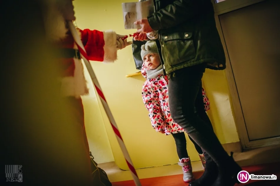 Święty Mikołaj u małych pacjentów w limanowskim szpitalu (2017) - zdjęcie 8