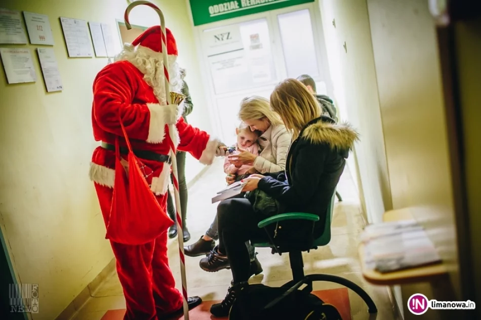 Święty Mikołaj u małych pacjentów w limanowskim szpitalu (2017) - zdjęcie 9