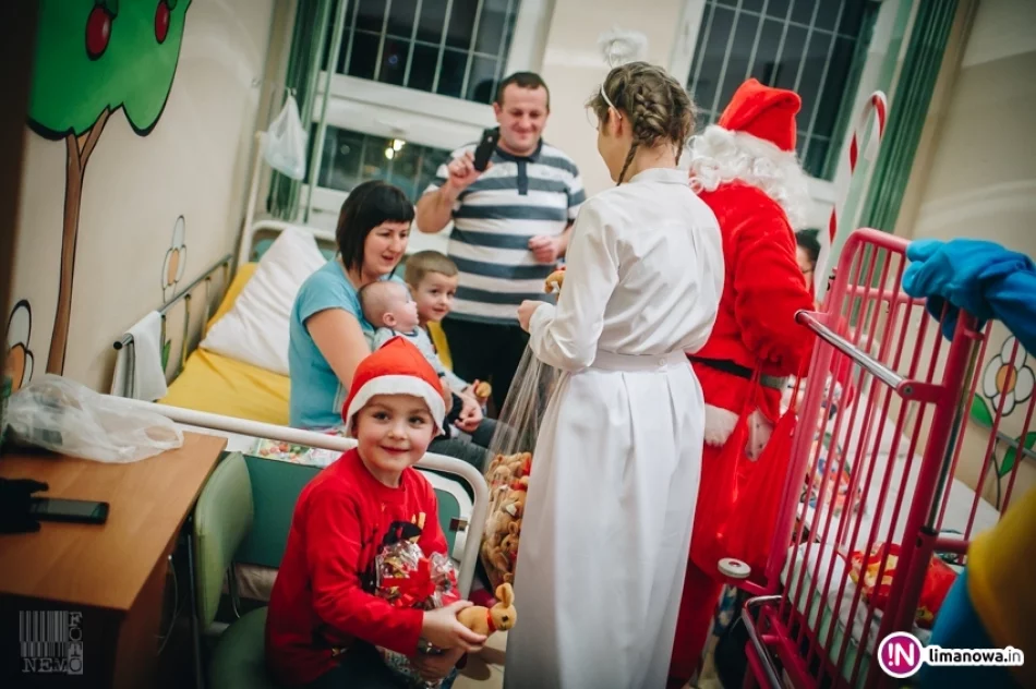 Święty Mikołaj u małych pacjentów w limanowskim szpitalu (2017) - zdjęcie 12