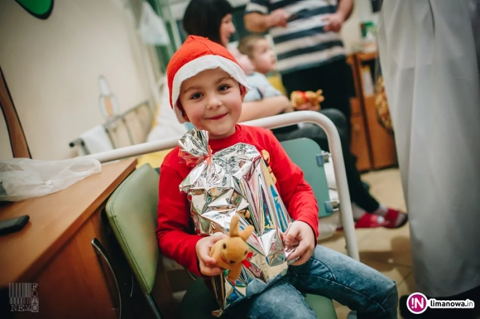 Święty Mikołaj u małych pacjentów w limanowskim szpitalu (2017) - zdjęcie 13