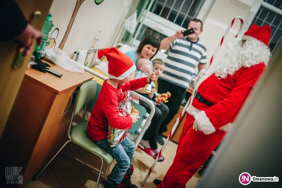 Święty Mikołaj u małych pacjentów w limanowskim szpitalu (2017) - zdjęcie 14