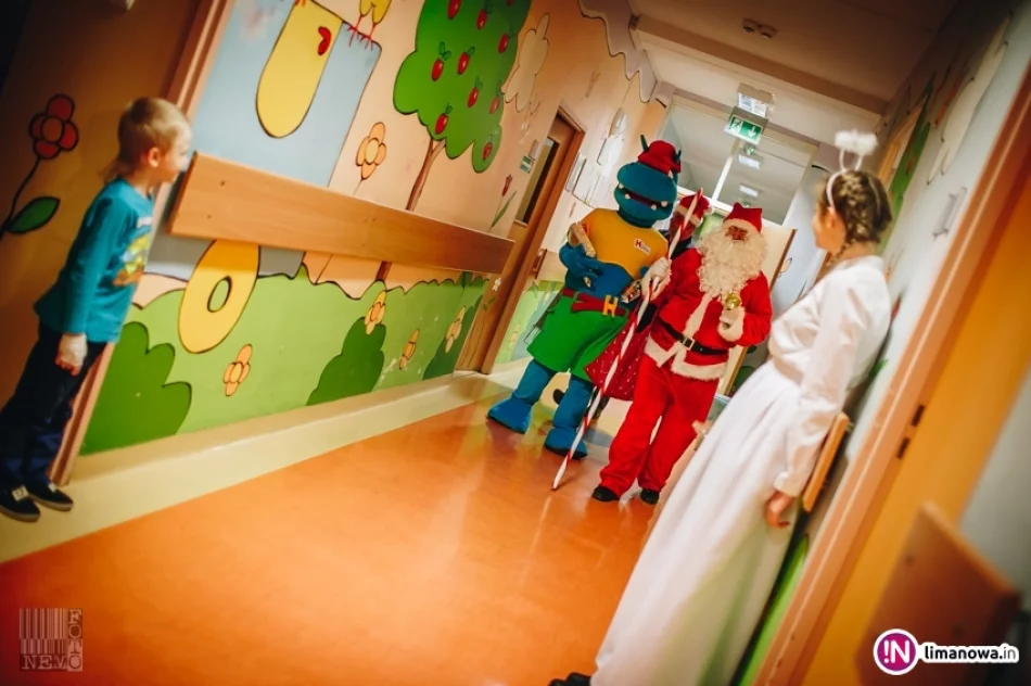 Święty Mikołaj u małych pacjentów w limanowskim szpitalu (2017) - zdjęcie 15