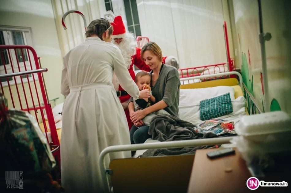 Święty Mikołaj u małych pacjentów w limanowskim szpitalu (2017) - zdjęcie 16