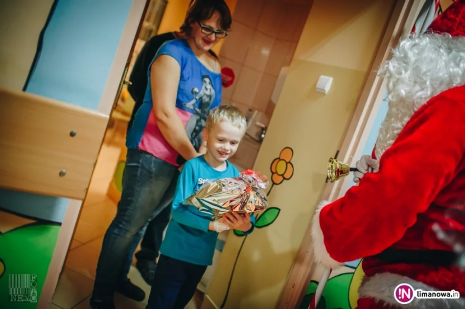 Święty Mikołaj u małych pacjentów w limanowskim szpitalu (2017) - zdjęcie 17