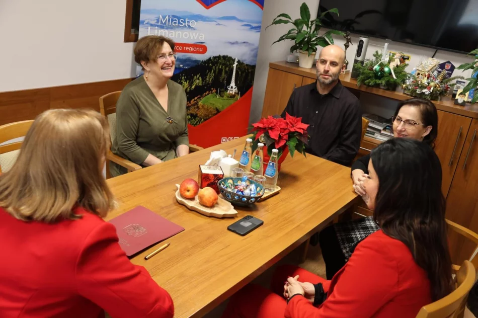 Limanowa świętuje kulturę! Burmistrz Jolanta Juszkiewicz wręczyła w zakresie kultury i promocji  Miasta Limanowa - zdjęcie 2