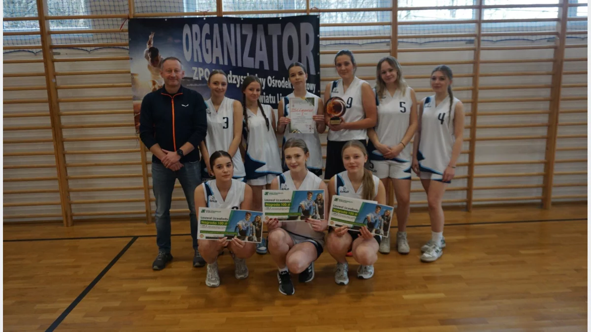 Dziewczyny z Ekonoma najlepsze w powiecie w koszyarskiej rywalizacji/Fot. MOS Limanowa