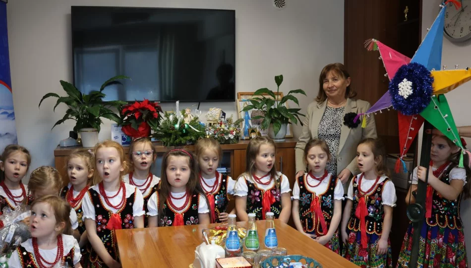 Dziecięca radość w Urzędzie Miasta Limanowa! Świąteczna wizyta przedszkolaków u Pani Burmistrz! - zdjęcie 1