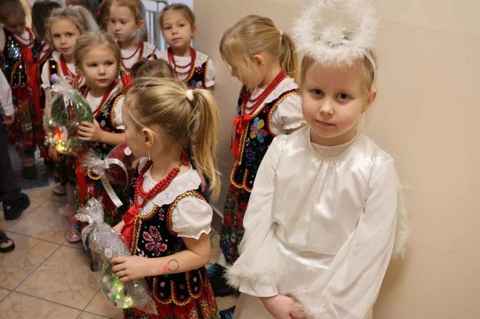 Dziecięca radość w Urzędzie Miasta Limanowa! Świąteczna wizyta przedszkolaków u Pani Burmistrz! - zdjęcie 2