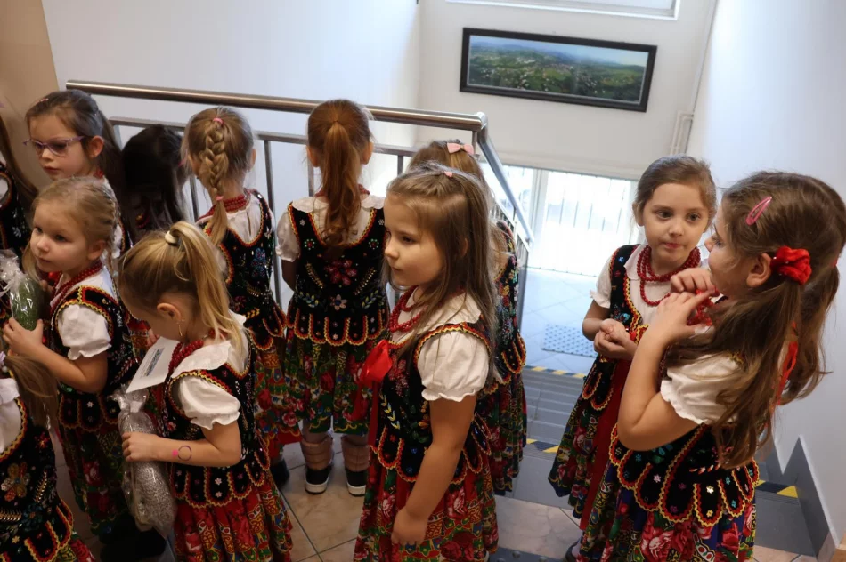 Dziecięca radość w Urzędzie Miasta Limanowa! Świąteczna wizyta przedszkolaków u Pani Burmistrz! - zdjęcie 5