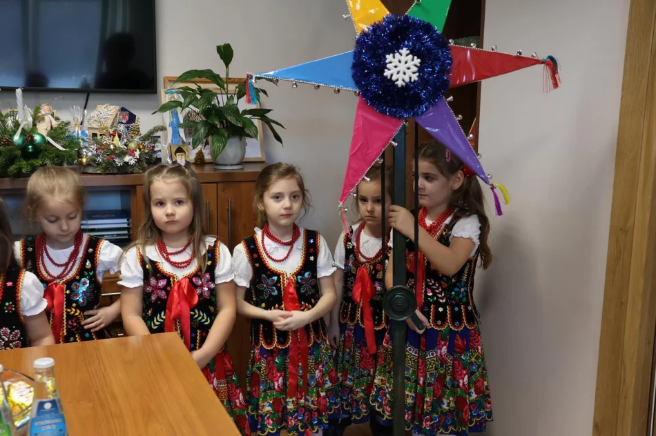 Dziecięca radość w Urzędzie Miasta Limanowa! Świąteczna wizyta przedszkolaków u Pani Burmistrz! - zdjęcie 8