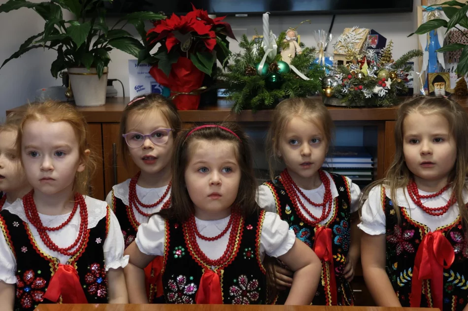 Dziecięca radość w Urzędzie Miasta Limanowa! Świąteczna wizyta przedszkolaków u Pani Burmistrz! - zdjęcie 9