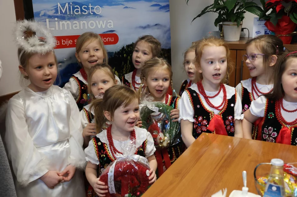 Dziecięca radość w Urzędzie Miasta Limanowa! Świąteczna wizyta przedszkolaków u Pani Burmistrz! - zdjęcie 10