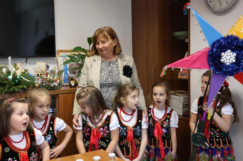 Dziecięca radość w Urzędzie Miasta Limanowa! Świąteczna wizyta przedszkolaków u Pani Burmistrz! - zdjęcie 11