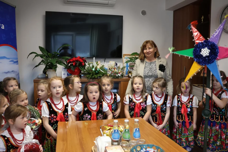 Dziecięca radość w Urzędzie Miasta Limanowa! Świąteczna wizyta przedszkolaków u Pani Burmistrz! - zdjęcie 12