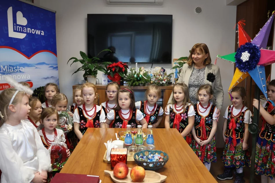 Dziecięca radość w Urzędzie Miasta Limanowa! Świąteczna wizyta przedszkolaków u Pani Burmistrz! - zdjęcie 13