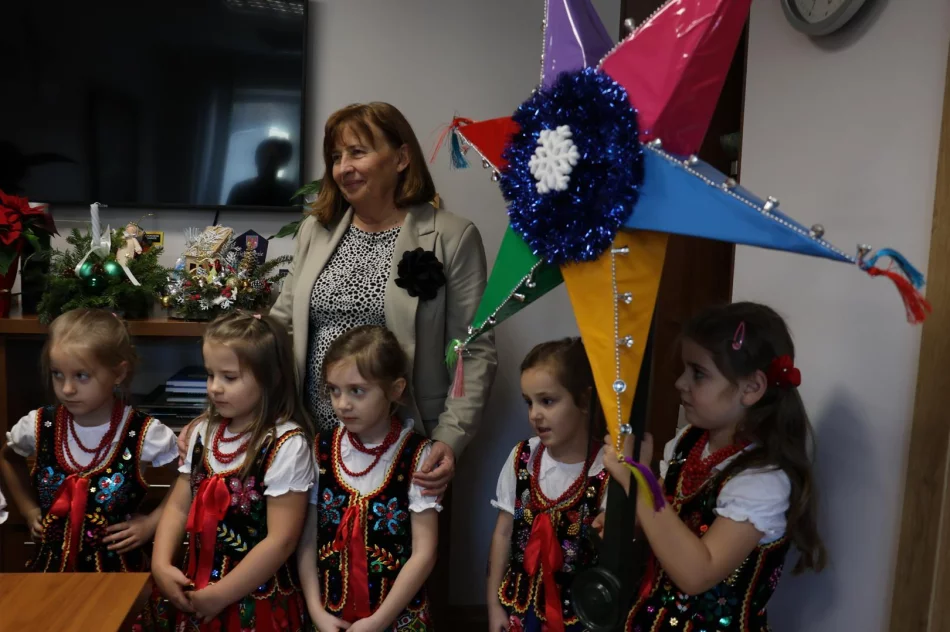 Dziecięca radość w Urzędzie Miasta Limanowa! Świąteczna wizyta przedszkolaków u Pani Burmistrz! - zdjęcie 15