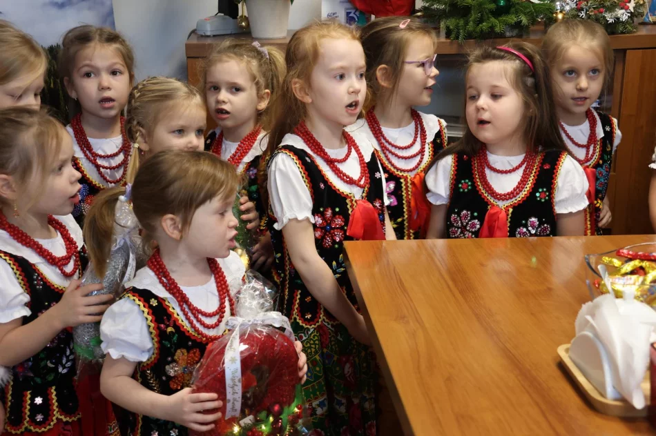 Dziecięca radość w Urzędzie Miasta Limanowa! Świąteczna wizyta przedszkolaków u Pani Burmistrz! - zdjęcie 16