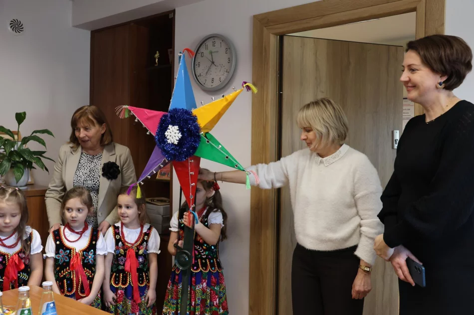 Dziecięca radość w Urzędzie Miasta Limanowa! Świąteczna wizyta przedszkolaków u Pani Burmistrz! - zdjęcie 19