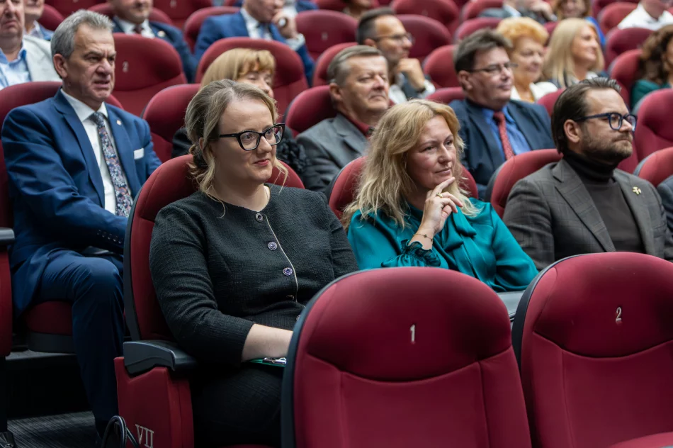 „Aby mierzyć drogę przyszłą, trzeba wiedzieć skąd się wyszło…” – podsumowanie projektu zrealizowanego przez Stowarzyszenie Dla Męciny - zdjęcie 12
