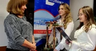 Kolędy i życzenia w Urzędzie Miasta Limanowa. Bożonarodzeniowa wizyta uczniów „Dwójki” - zdjęcie 2