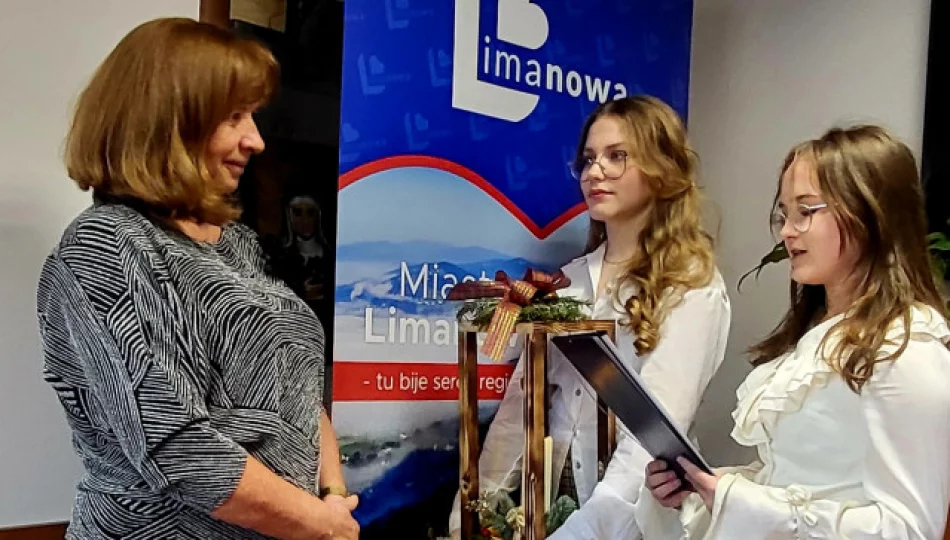 Kolędy i życzenia w Urzędzie Miasta Limanowa. Bożonarodzeniowa wizyta uczniów „Dwójki” - zdjęcie 1