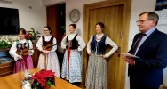 Kolędy i życzenia w Urzędzie Miasta Limanowa. Bożonarodzeniowa wizyta uczniów „Dwójki” - zdjęcie 3