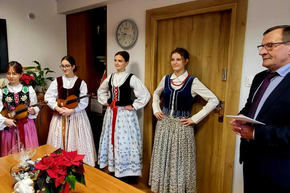 Kolędy i życzenia w Urzędzie Miasta Limanowa. Bożonarodzeniowa wizyta uczniów „Dwójki” - zdjęcie 3