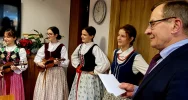 Kolędy i życzenia w Urzędzie Miasta Limanowa. Bożonarodzeniowa wizyta uczniów „Dwójki” - zdjęcie 4