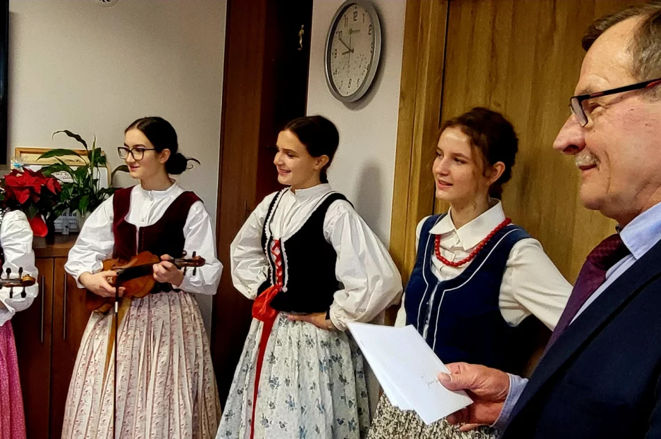 Kolędy i życzenia w Urzędzie Miasta Limanowa. Bożonarodzeniowa wizyta uczniów „Dwójki” - zdjęcie 4