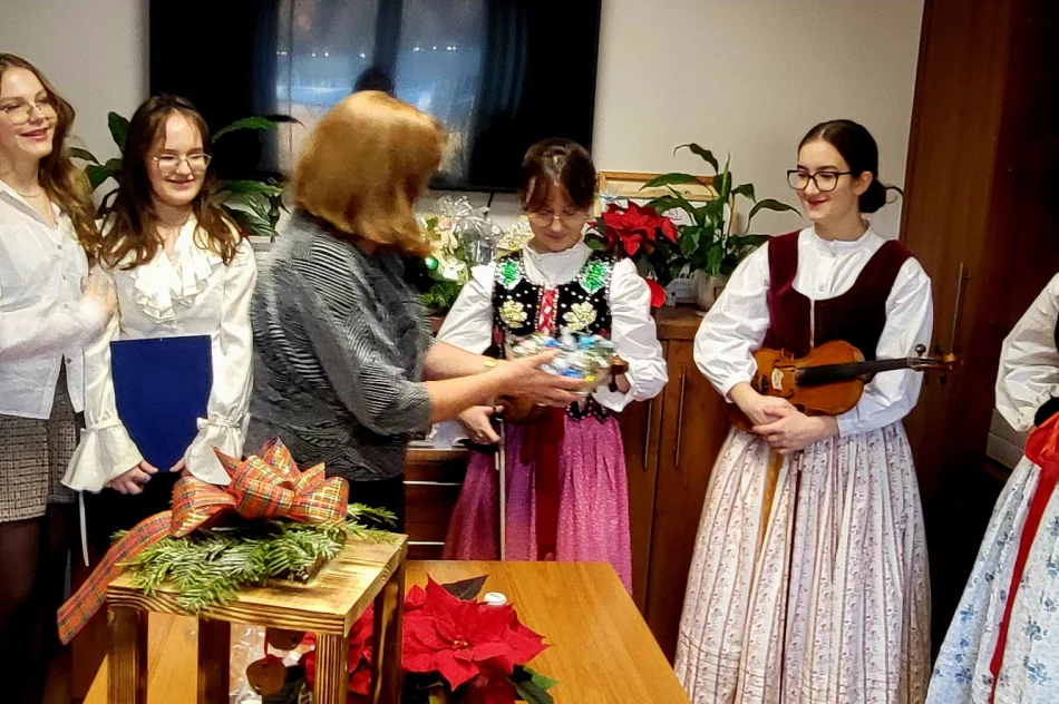 Kolędy i życzenia w Urzędzie Miasta Limanowa. Bożonarodzeniowa wizyta uczniów „Dwójki” - zdjęcie 5