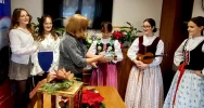 Kolędy i życzenia w Urzędzie Miasta Limanowa. Bożonarodzeniowa wizyta uczniów „Dwójki” - zdjęcie 5
