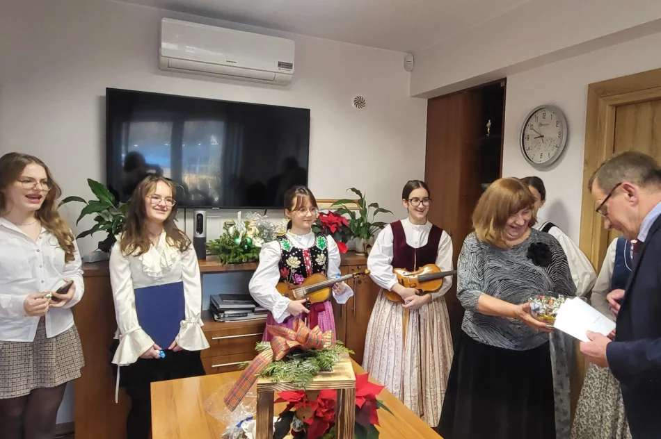 Kolędy i życzenia w Urzędzie Miasta Limanowa. Bożonarodzeniowa wizyta uczniów „Dwójki” - zdjęcie 6