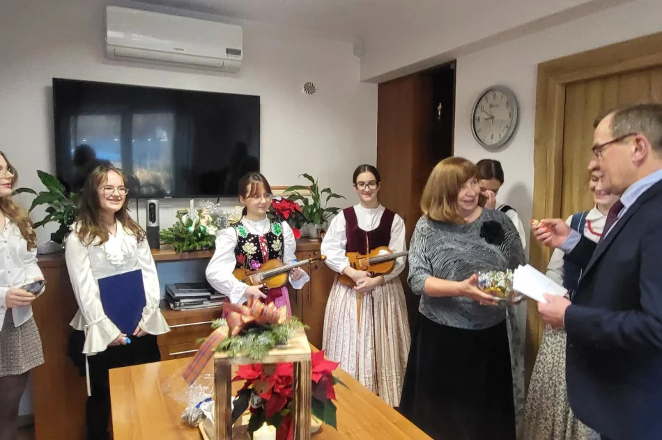 Kolędy i życzenia w Urzędzie Miasta Limanowa. Bożonarodzeniowa wizyta uczniów „Dwójki” - zdjęcie 7