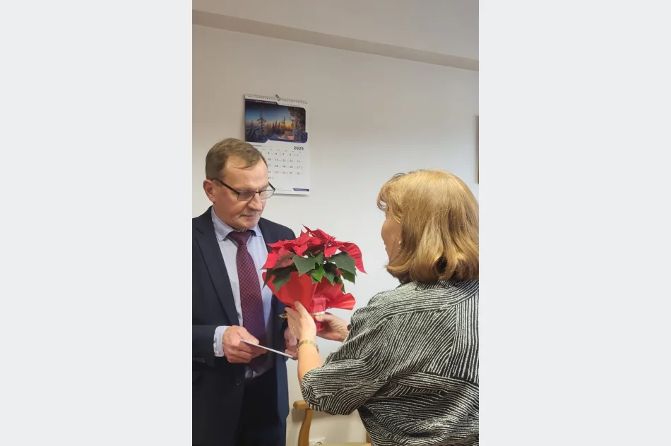 Kolędy i życzenia w Urzędzie Miasta Limanowa. Bożonarodzeniowa wizyta uczniów „Dwójki” - zdjęcie 8