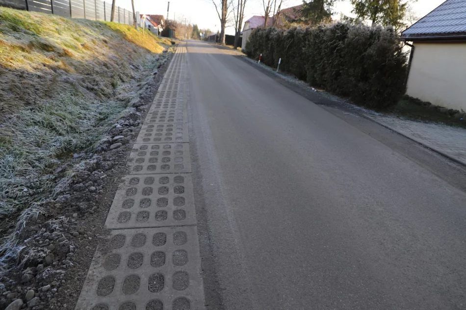 Nowe pobocza z płyt ażurowych w Lipowem - zdjęcie 15