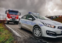 Po kolizji samochód uderzył w ogrodzenie - jedna osoba w szpitalu - zdjęcie główne