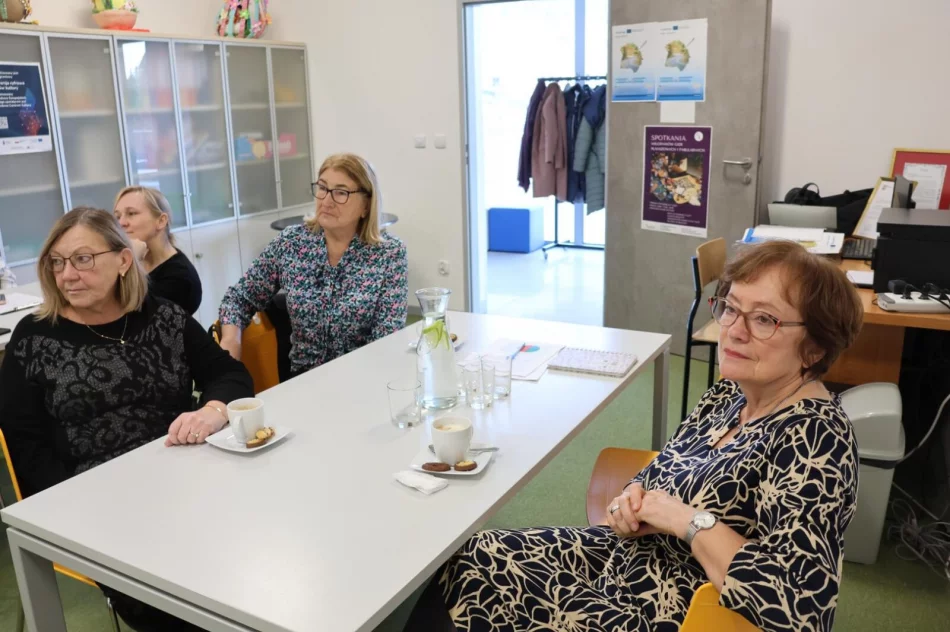 Seniorzy przy jednym stole  - zdjęcie 6
