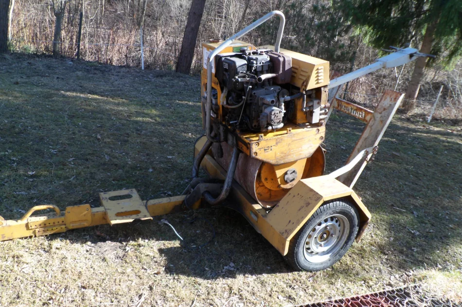 Walec z wibracją + przyczepa - zdjęcie 1