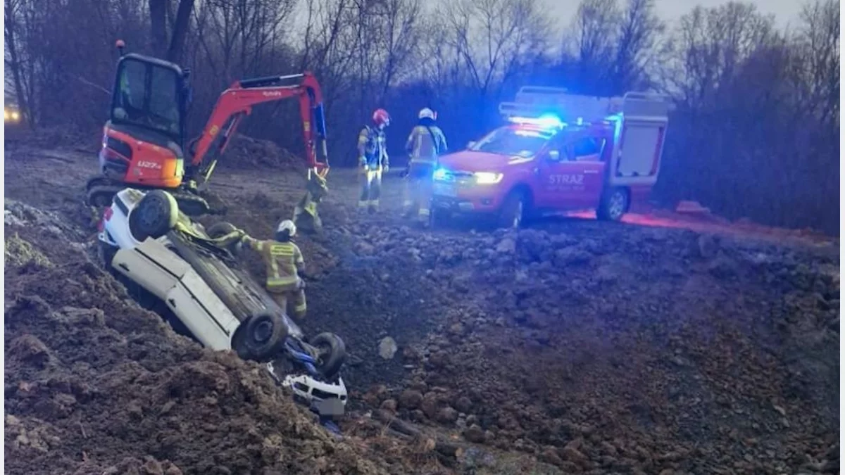 Dachowanie samochodu/fot.: OSP Stara Wieś