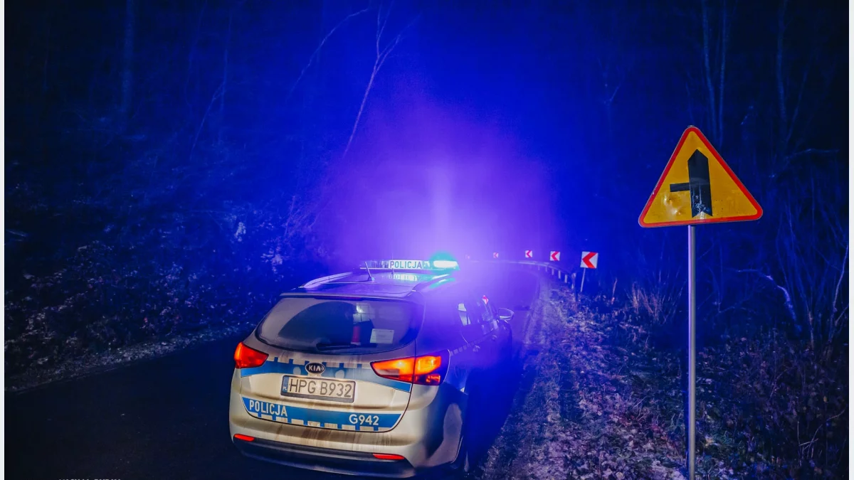 Radiowóz policyjny na sygnale podczas nocnej kontroli drogowej w powiecie limanowskim